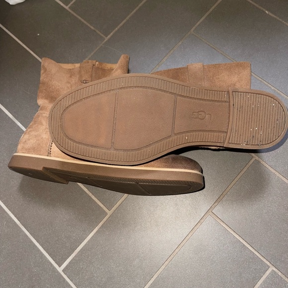 UGG boots. Never worn. Size 8 - Picture 4 of 7